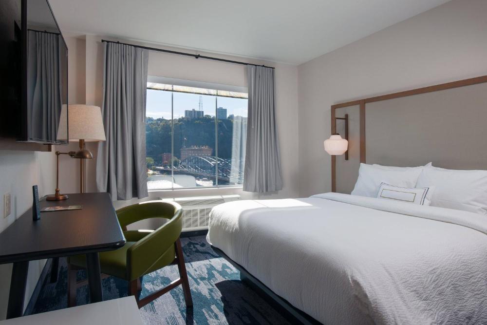 Larger Guest room, 1 King, Water view interior
